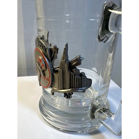 New York Yankees Glass Beer Mug With Metal Cityscape Emblem - Picture 3 of 6